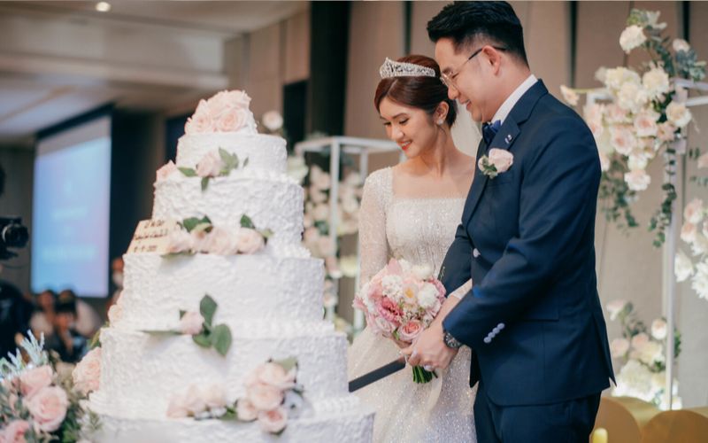 đặt số tầng bánh phù hợp với số lượng khách